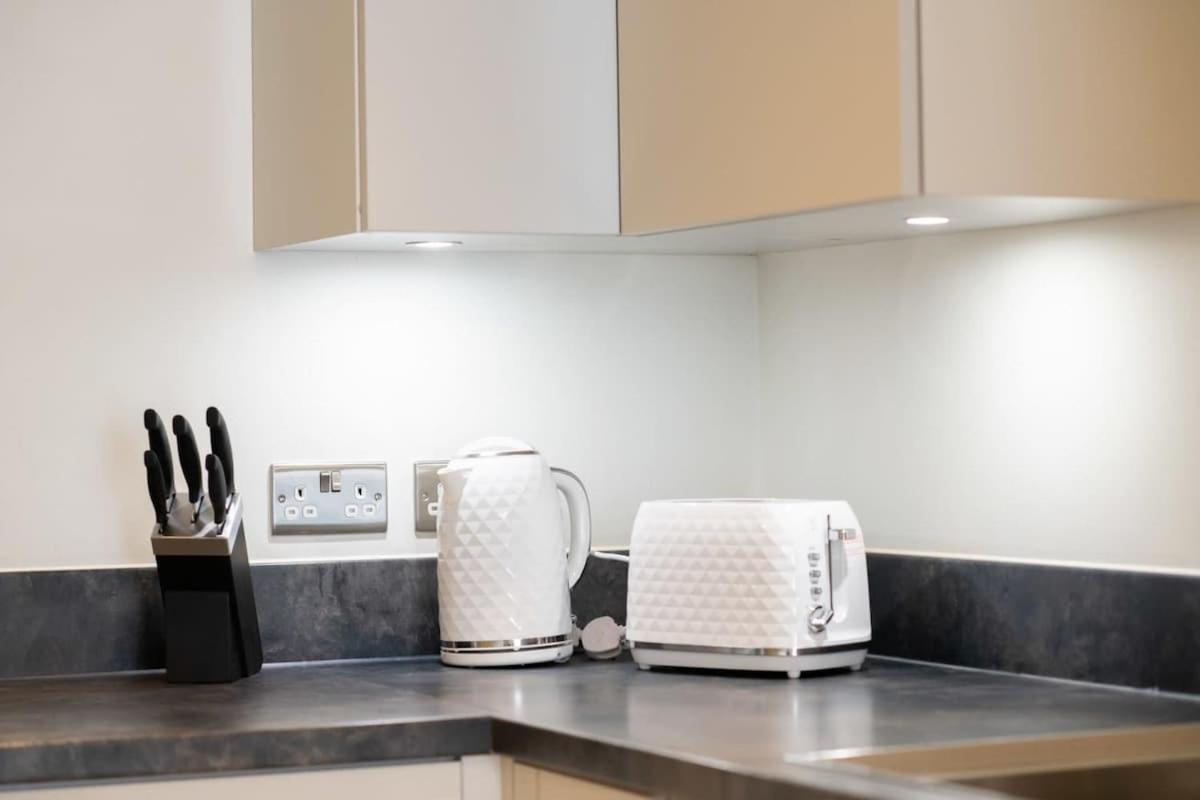 Fantastic 1 Bed Apartment In Crawley Dış mekan fotoğraf