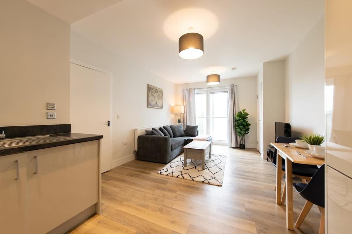 Fantastic 1 Bed Apartment In Crawley Dış mekan fotoğraf