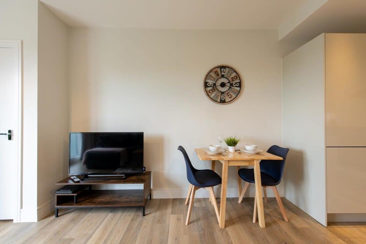 Fantastic 1 Bed Apartment In Crawley Dış mekan fotoğraf